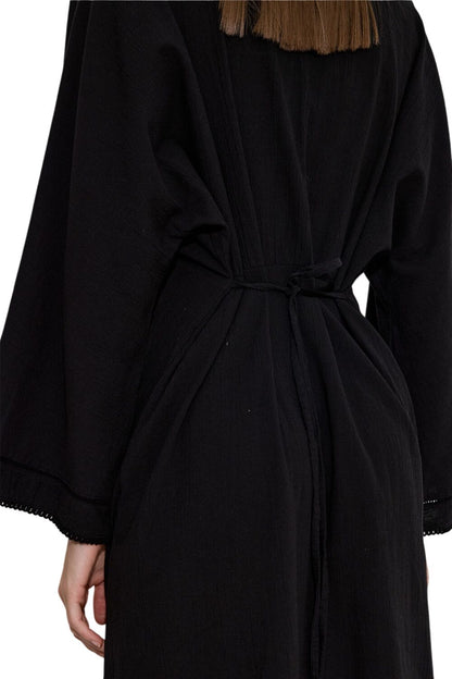 SCHWARZES KLEID MIT STREIFENVERKLEIDUNG IN STRUKTUR.