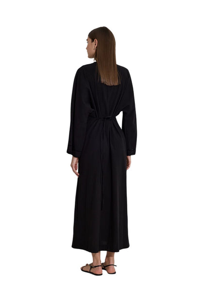 SCHWARZES KLEID MIT STREIFENVERKLEIDUNG IN STRUKTUR.
