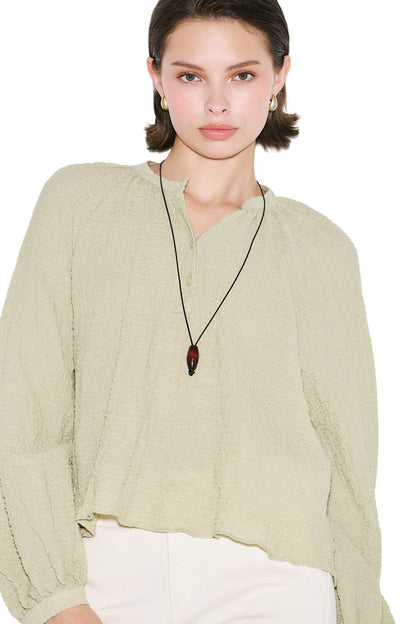 BLUSE MIT STRUKTURIERTEM KNOPFBEDECKUNGSKRAGEN, SCHWARZ.