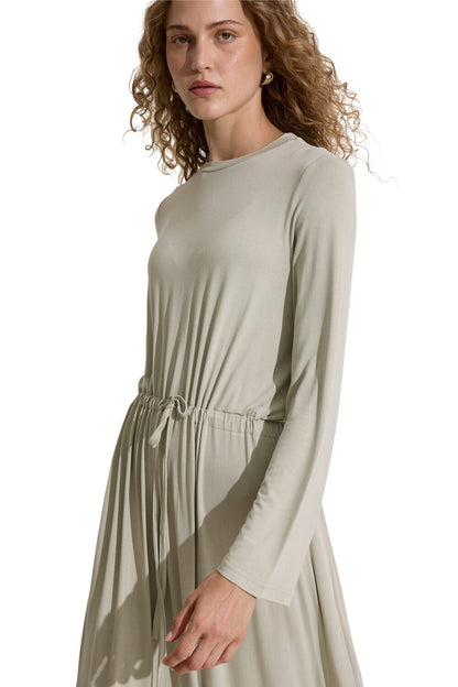 FLÜSSIGES LANGARMKLEID, SCHWARZ