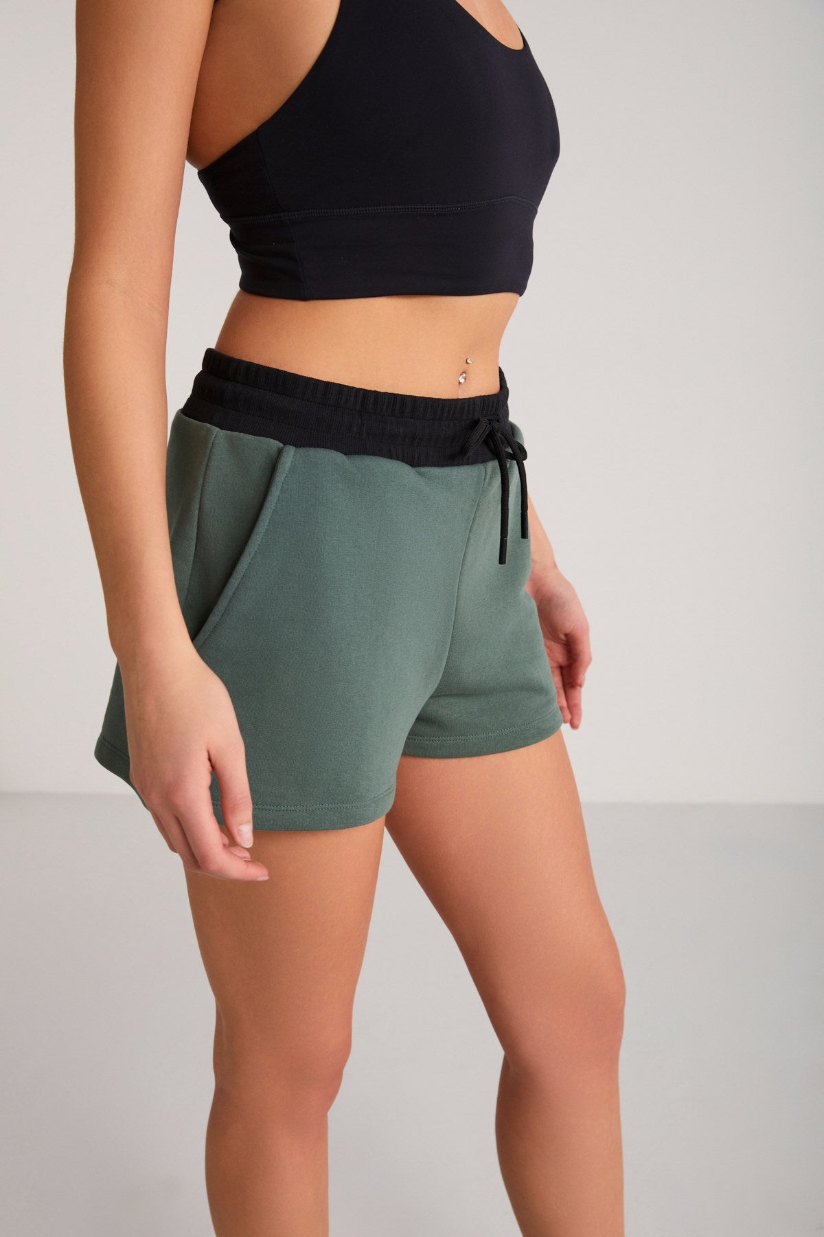 ETHIQUET DOLERES Damen Bio Shorts Green - Black