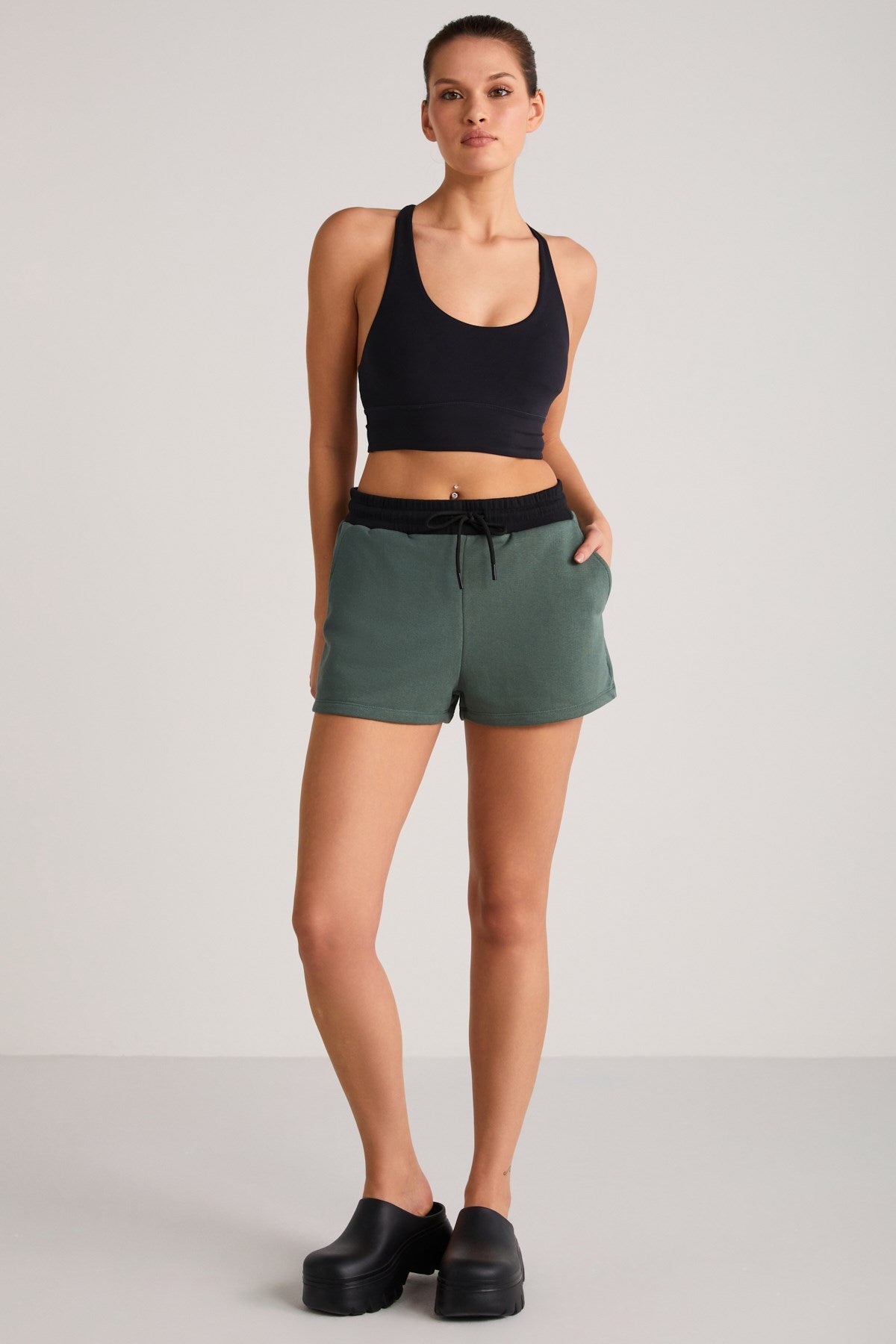 ETHIQUET DOLERES Damen Bio Shorts Green - Black