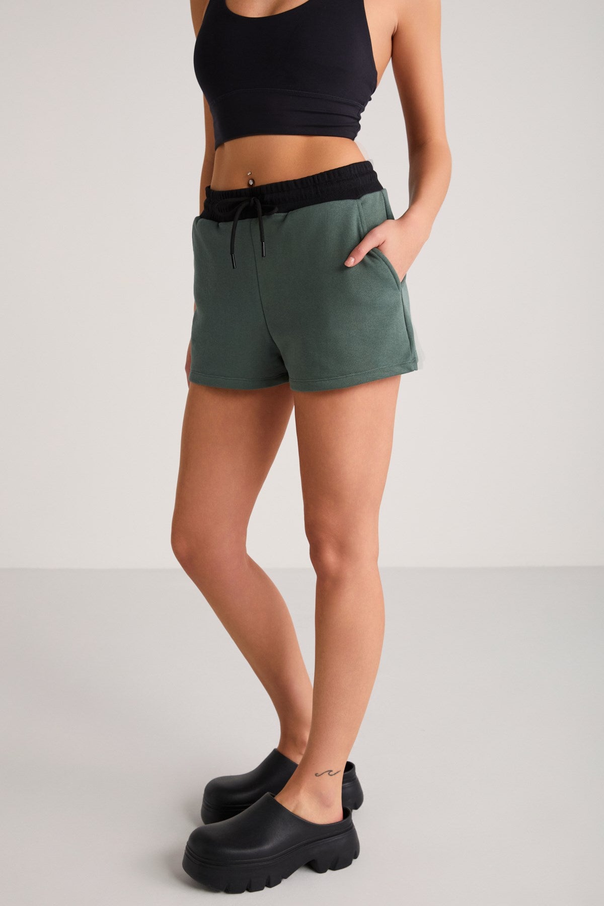ETHIQUET DOLERES Damen Bio Shorts Green - Black