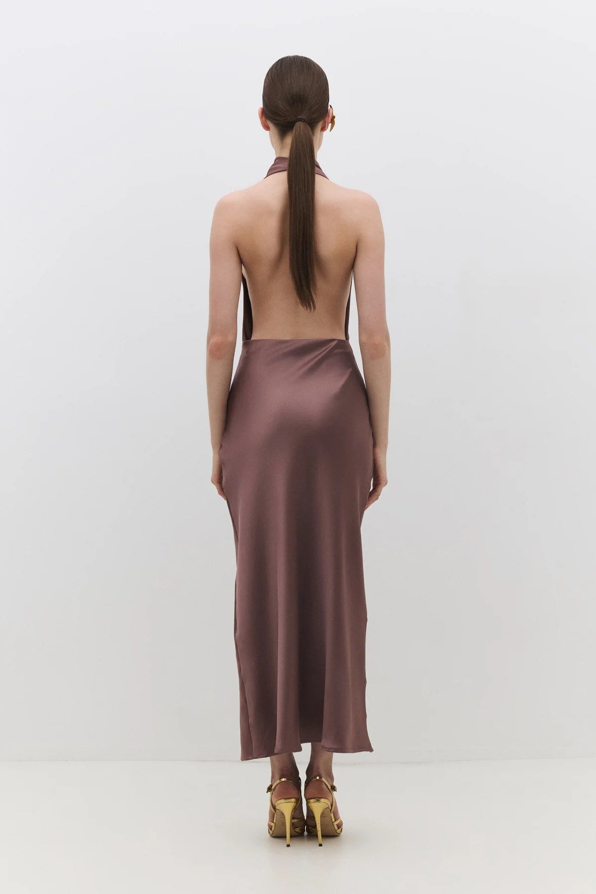 Drapiertes Satin-Maxikleid mit Neckholder