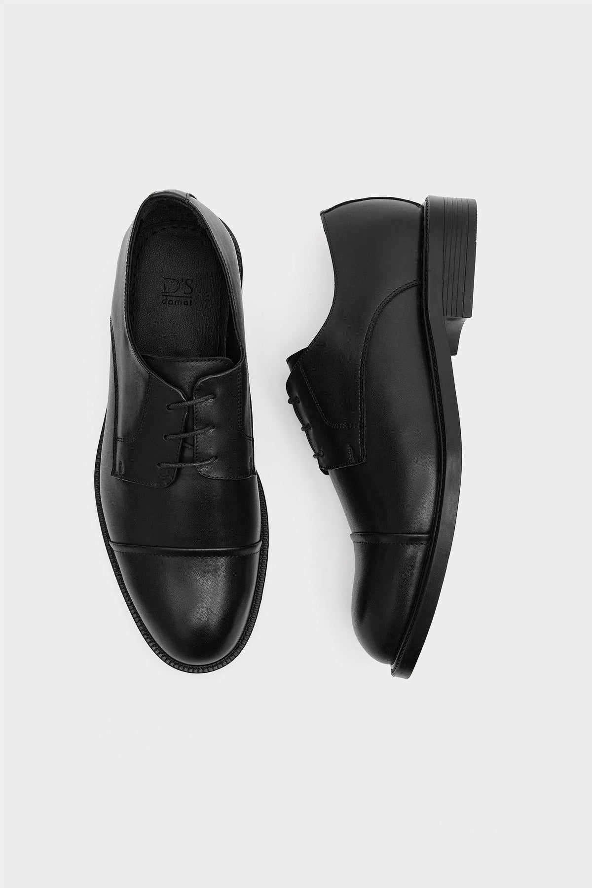 Klassische schwarze PVC-Sohlen Schuhe