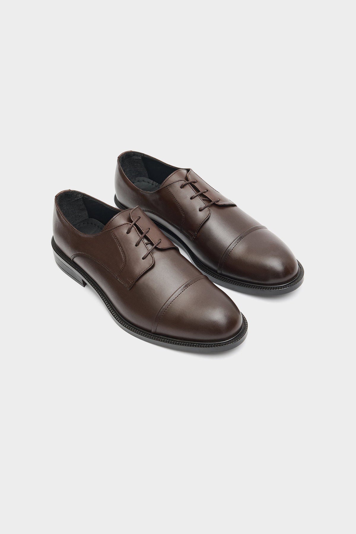 Klassische schwarze PVC-Sohlen Schuhe