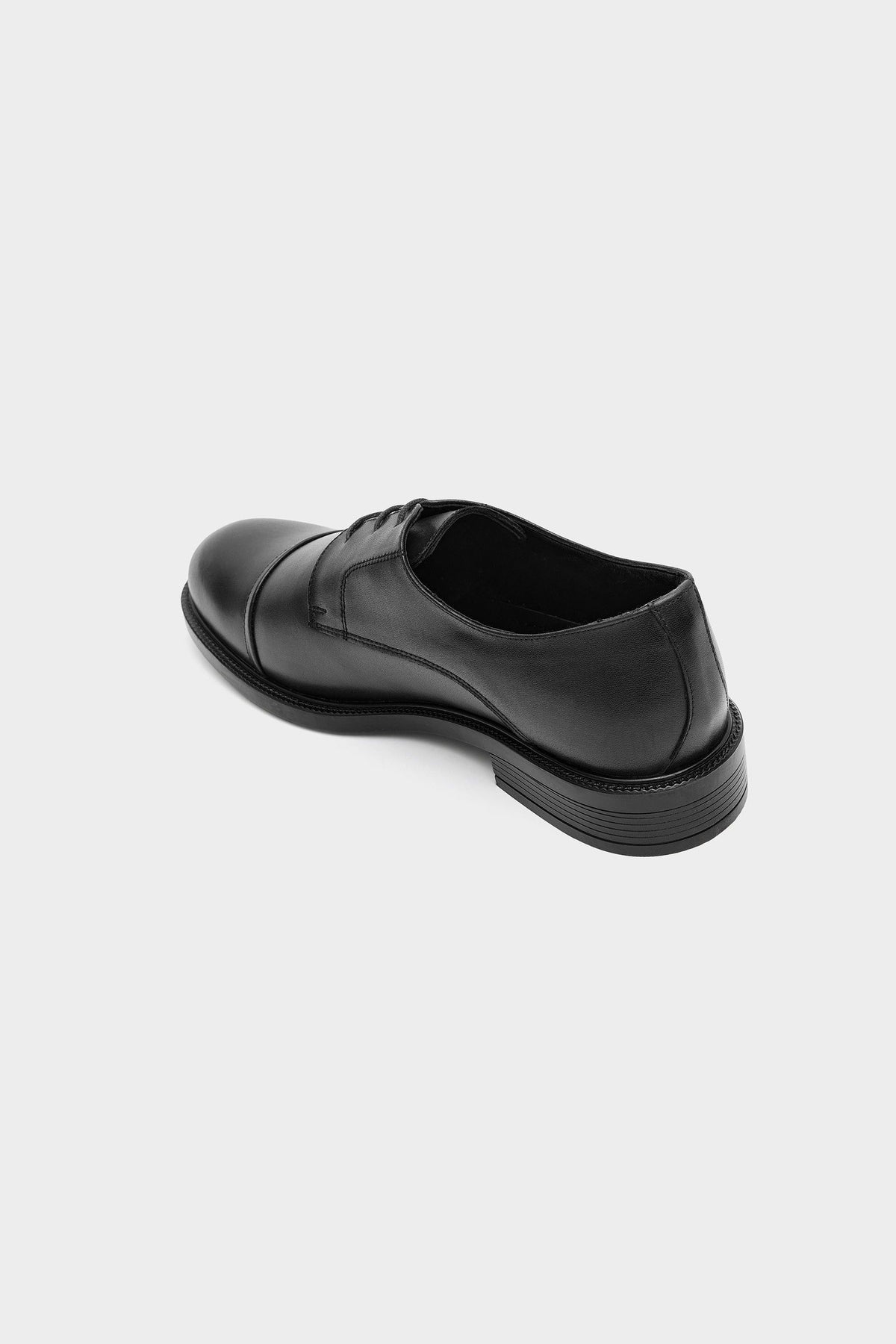 Klassische schwarze PVC-Sohlen Schuhe