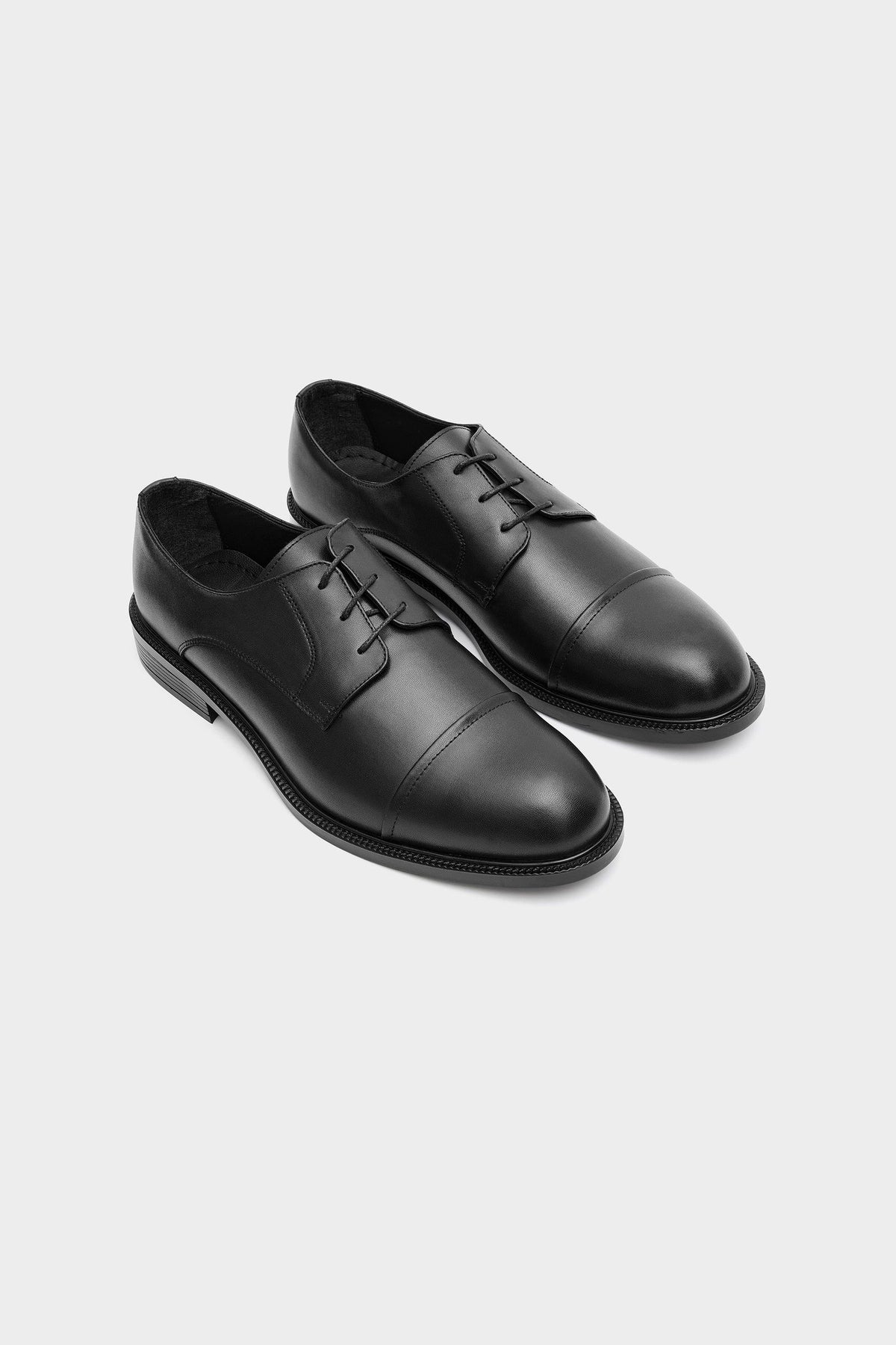 Klassische schwarze PVC-Sohlen Schuhe