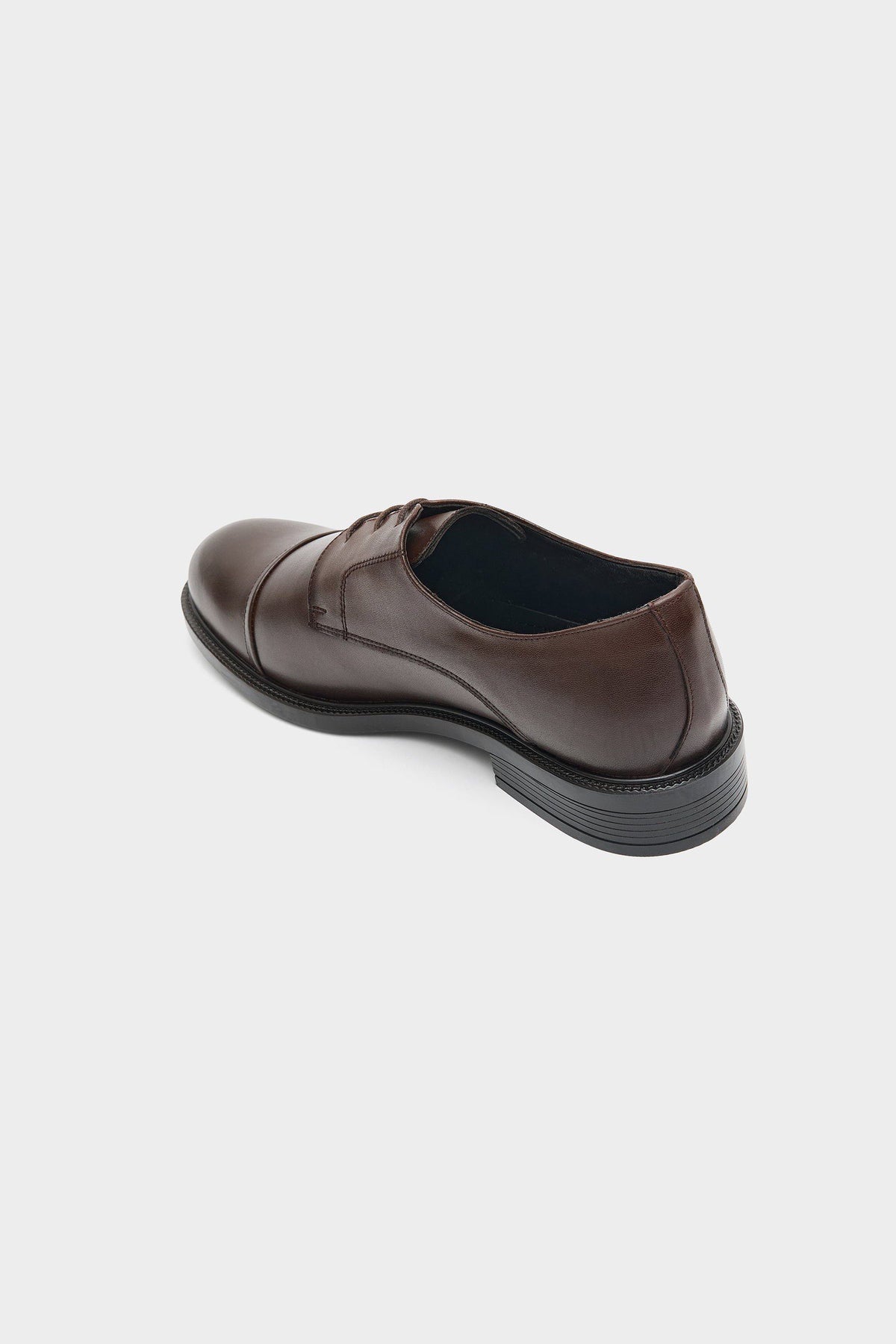 Klassische schwarze PVC-Sohlen Schuhe