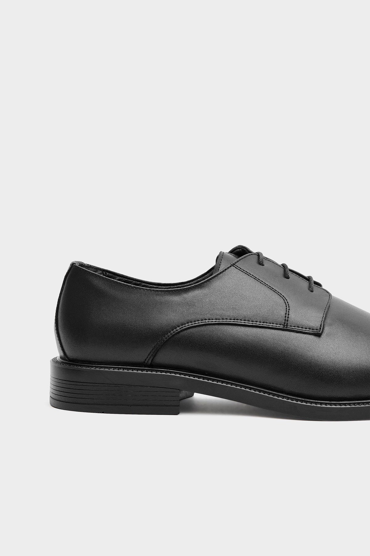 Klassische schwarze PVC-Sohlen Schuhe