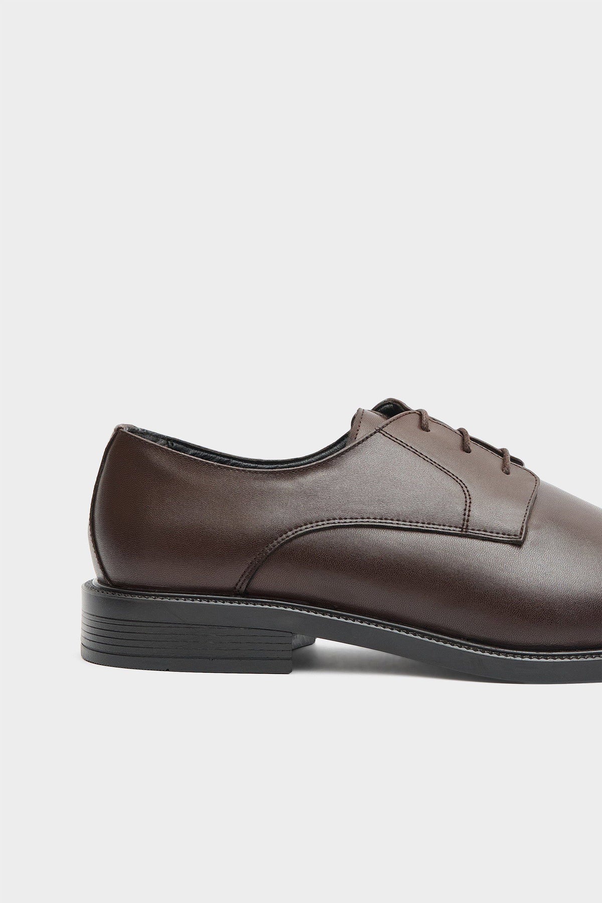 Klassische schwarze PVC-Sohlen Schuhe