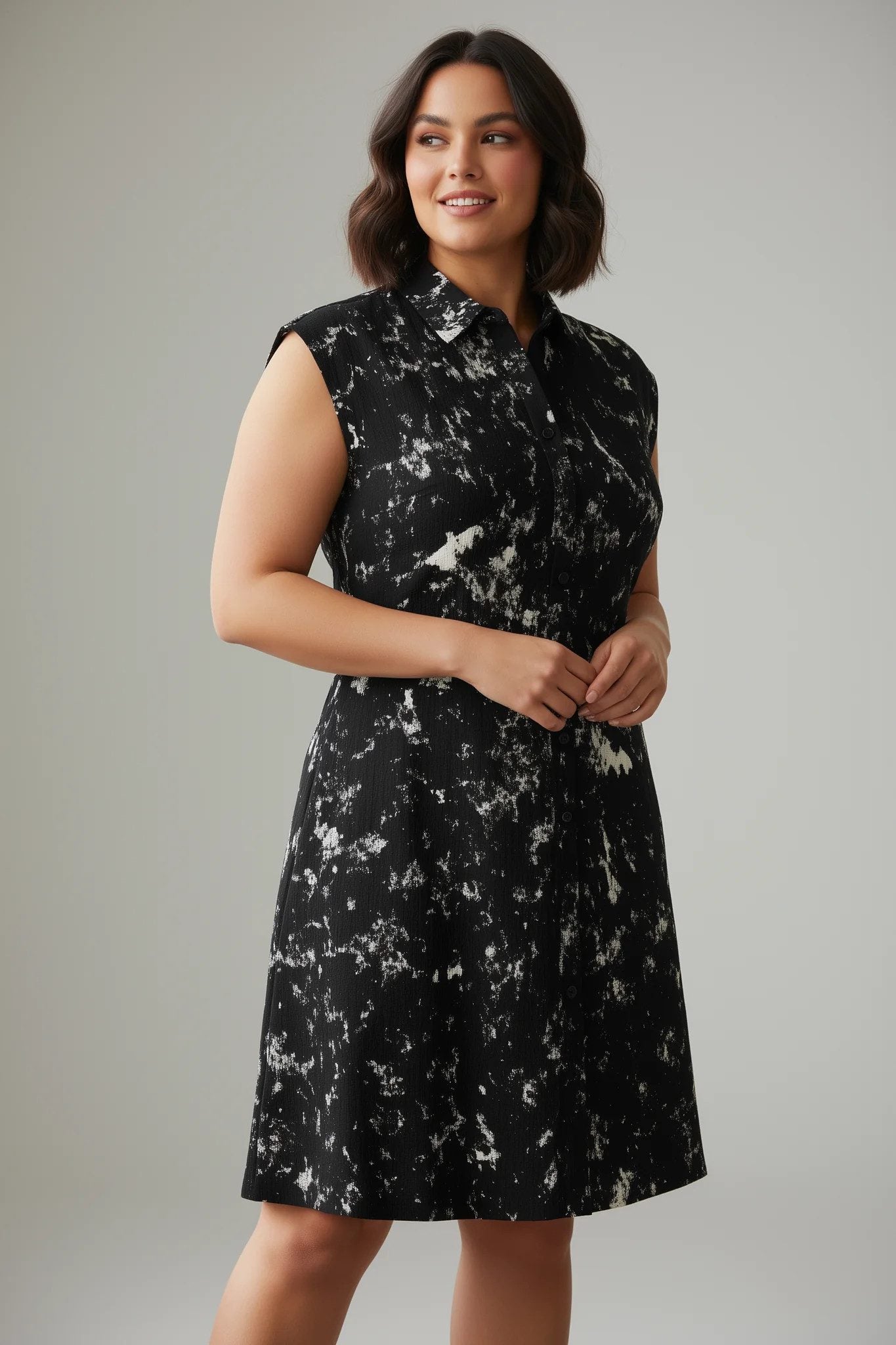 Ärmelloses, gemustertes Kleid mit Knopfdetails