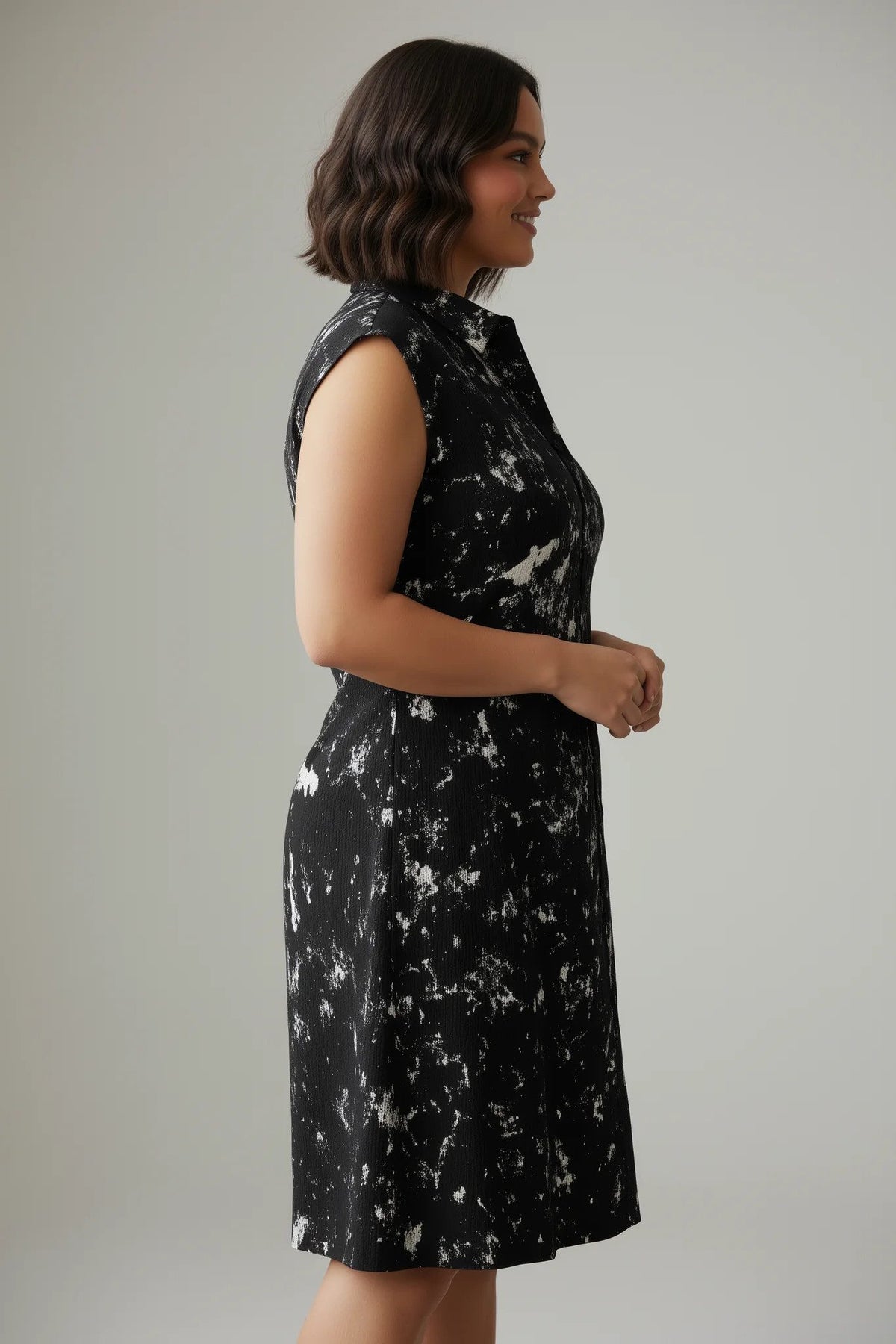 Ärmelloses, gemustertes Kleid mit Knopfdetails