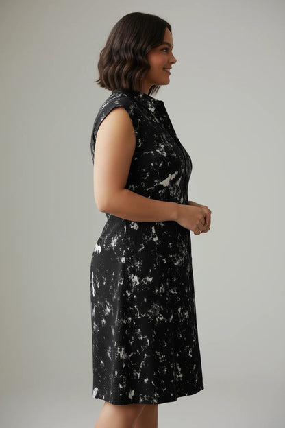 Ärmelloses, gemustertes Kleid mit Knopfdetails