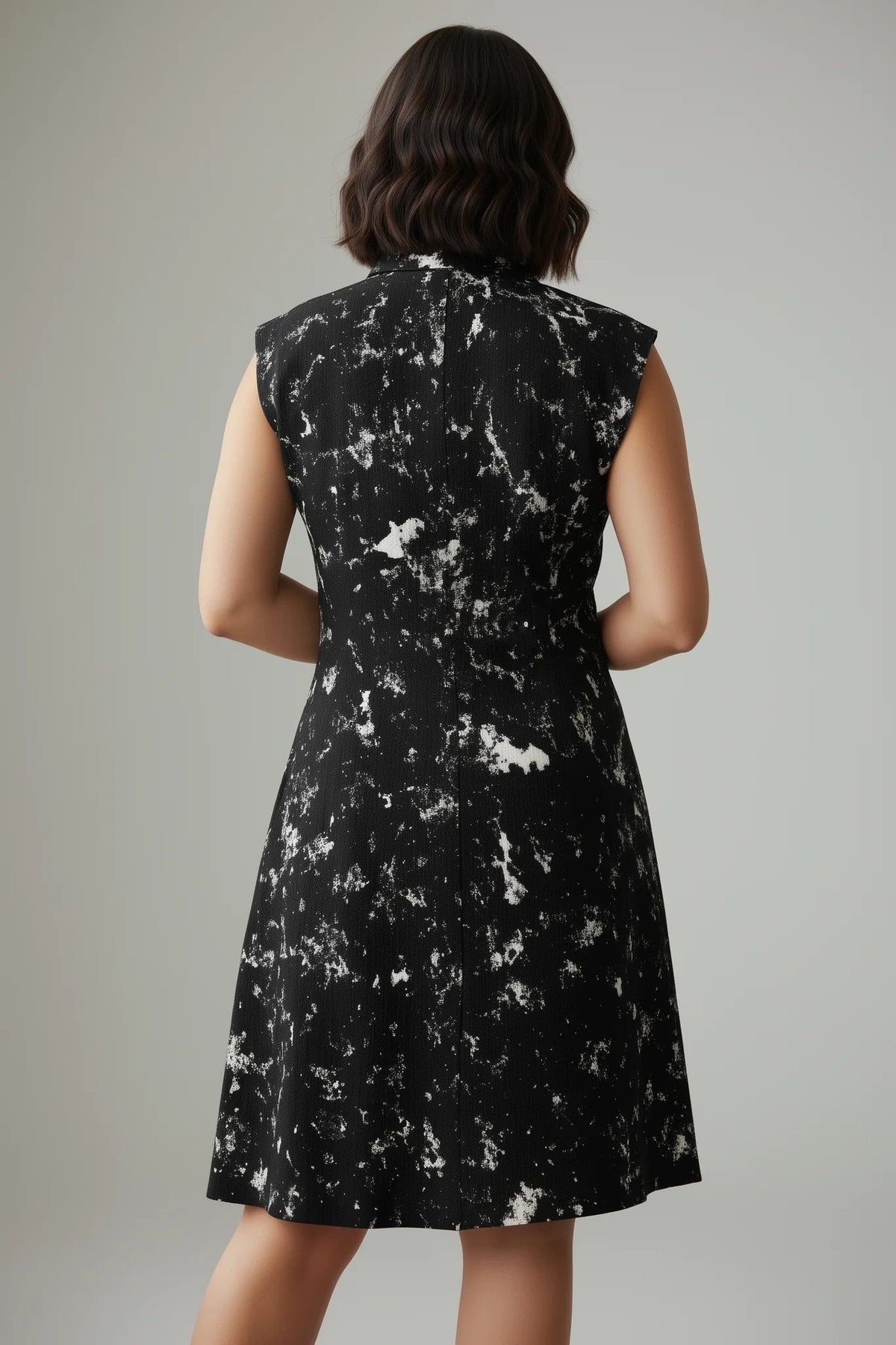 Ärmelloses, gemustertes Kleid mit Knopfdetails