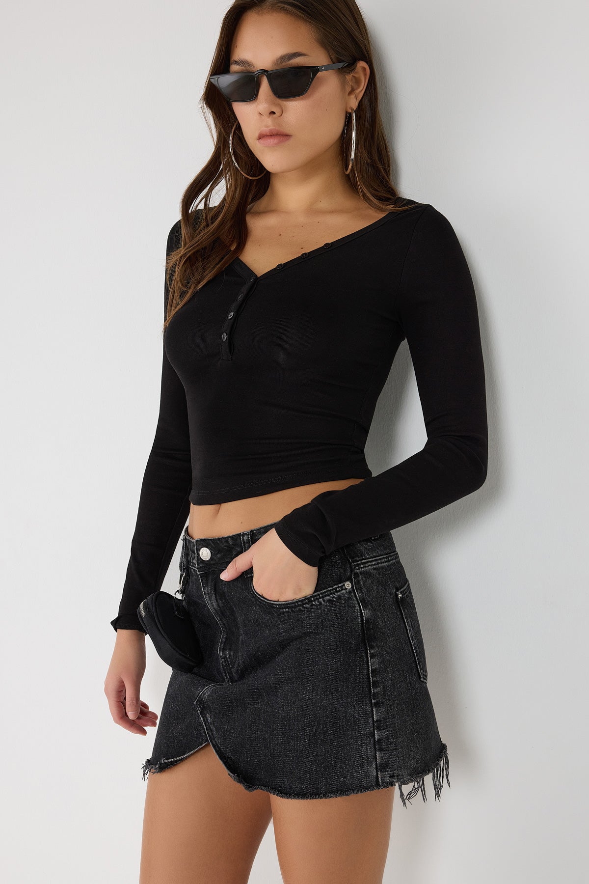 T-Shirt mit V-Ausschnitt und Knopfdetails