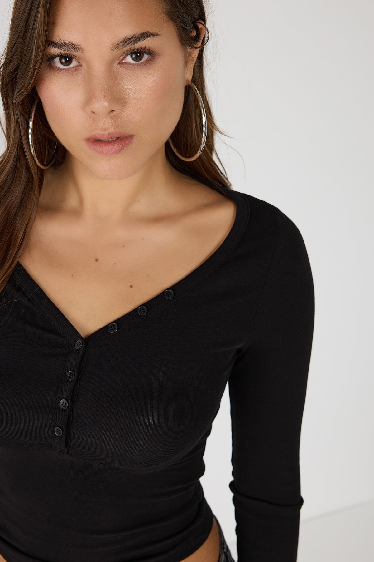 T-Shirt mit V-Ausschnitt und Knopfdetails