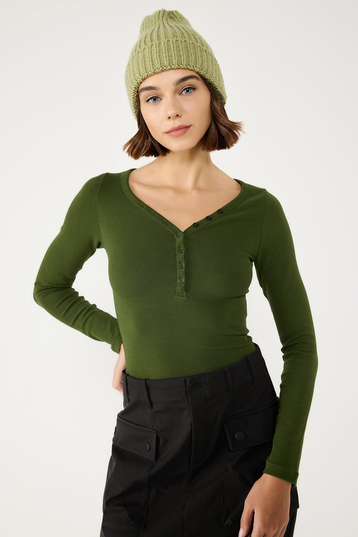 T-Shirt mit V-Ausschnitt und Knopfdetails