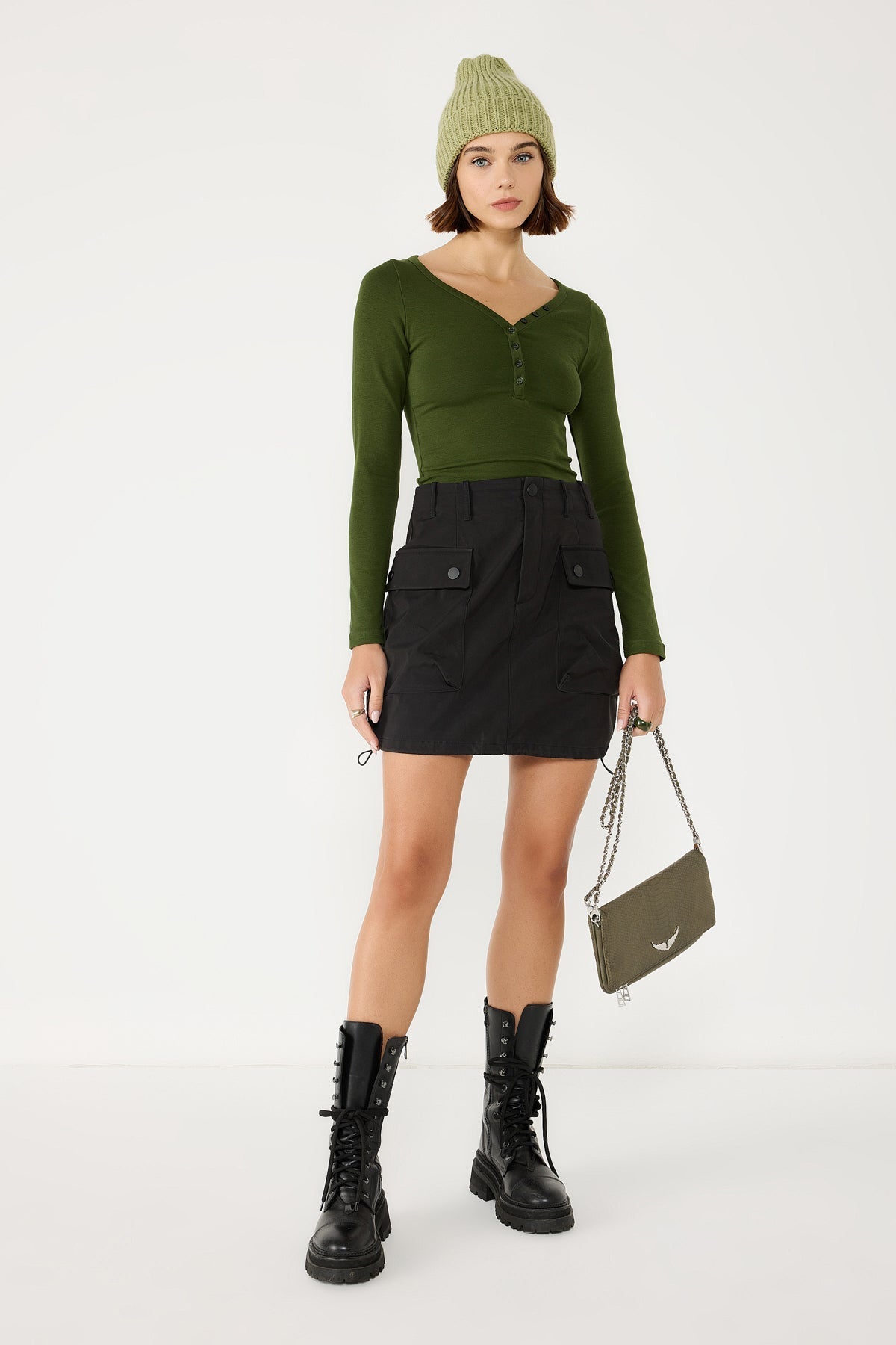 T-Shirt mit V-Ausschnitt und Knopfdetails