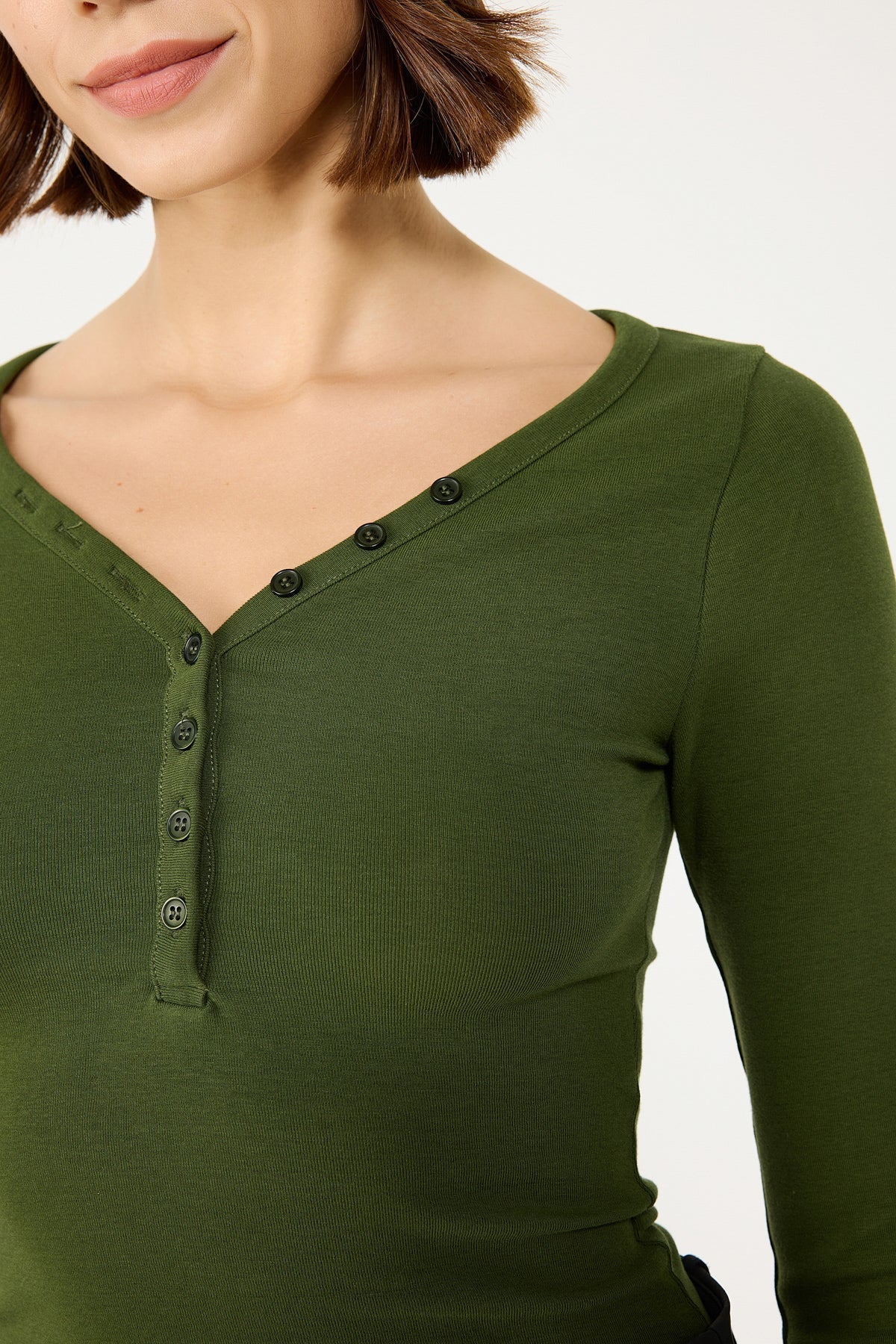 T-Shirt mit V-Ausschnitt und Knopfdetails
