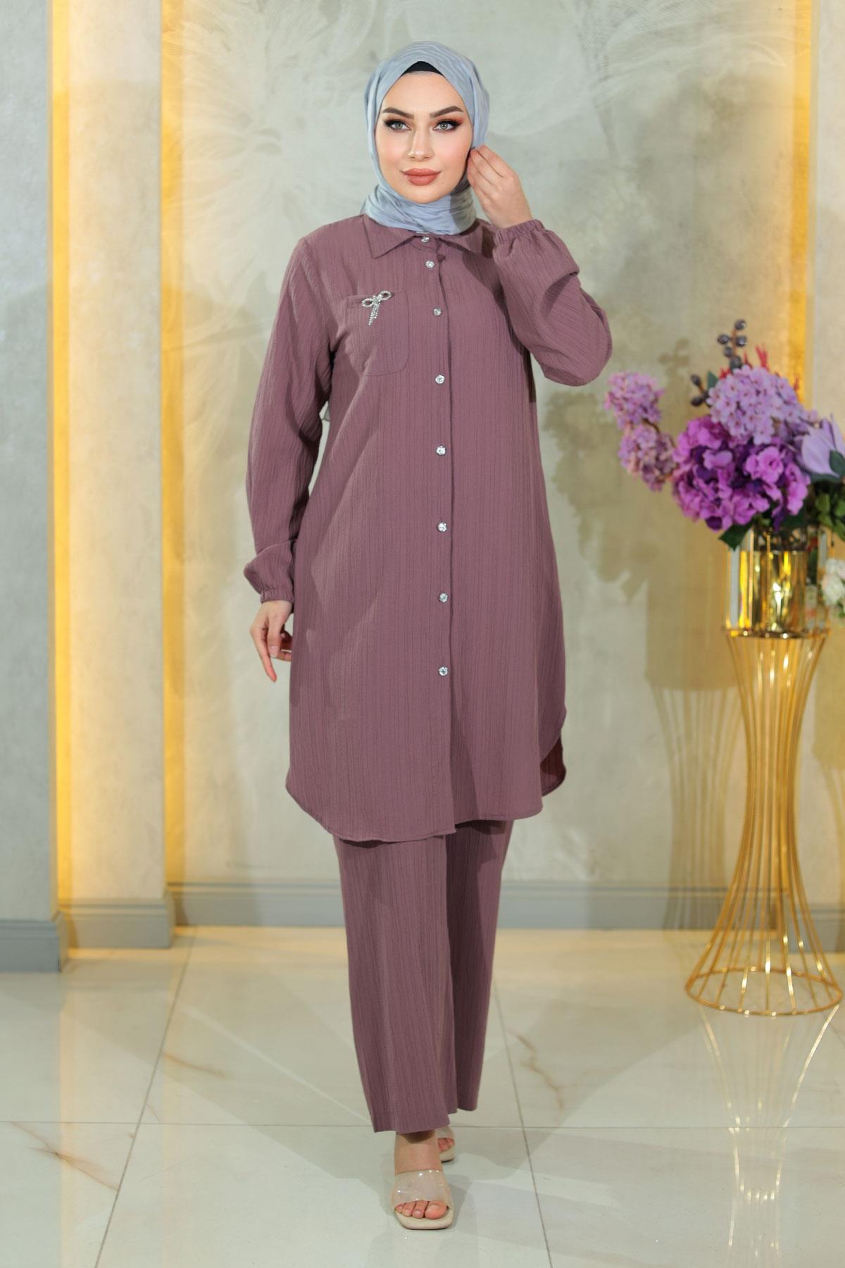 KleidGeknöpfter Brosche Detaillierter Anzug