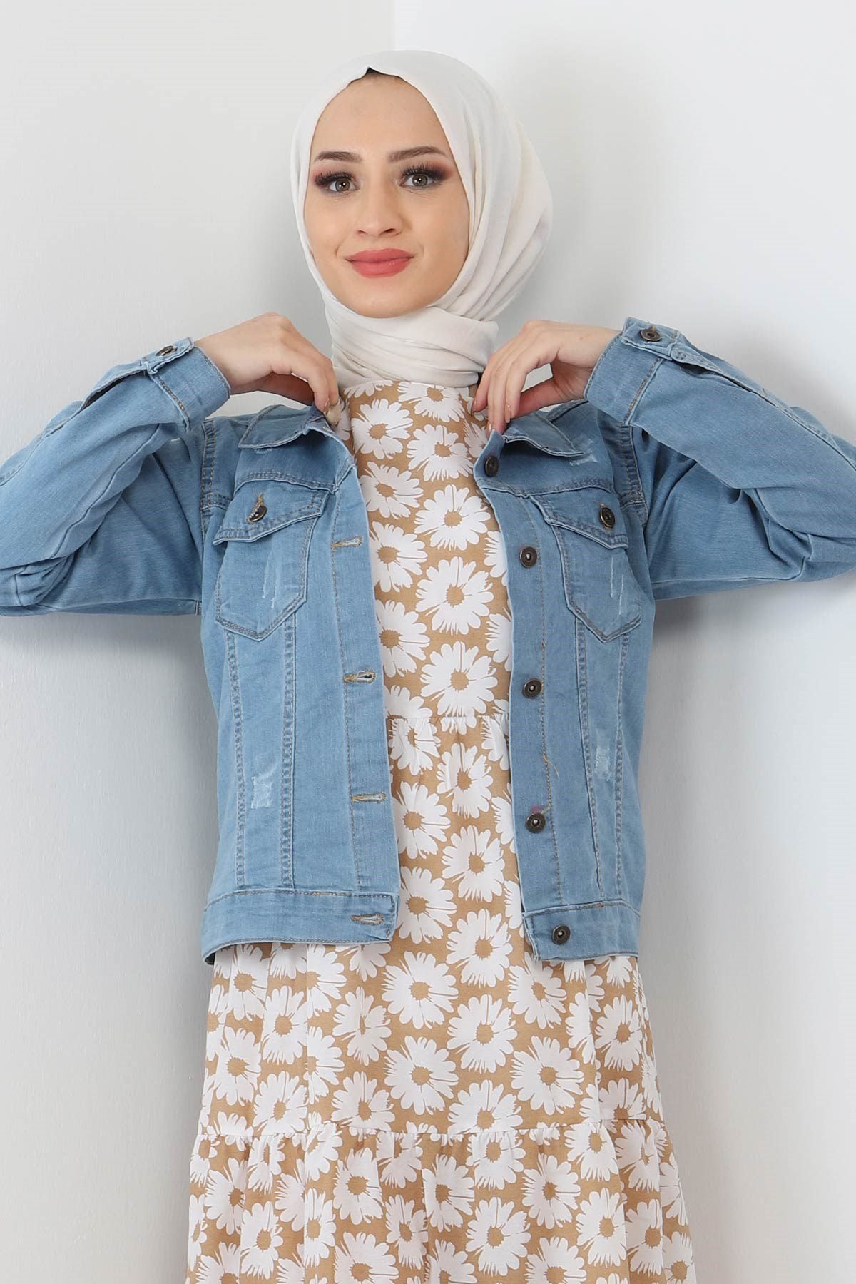 Denim-Jacke mit Knopfleiste  Denim-Jacken werden vorne mit Knopfverschluss getragen.