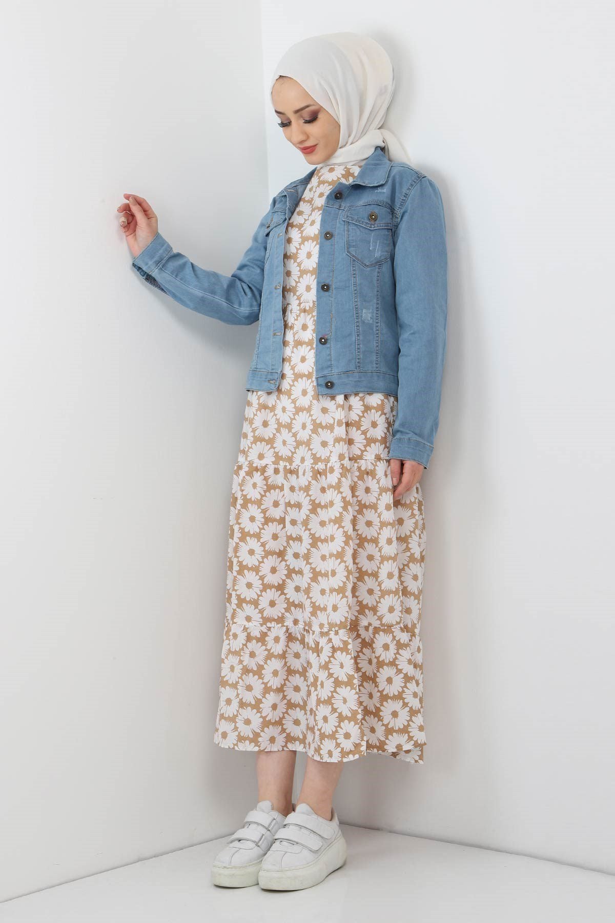 Denim-Jacke mit Knopfleiste  Denim-Jacken werden vorne mit Knopfverschluss getragen.