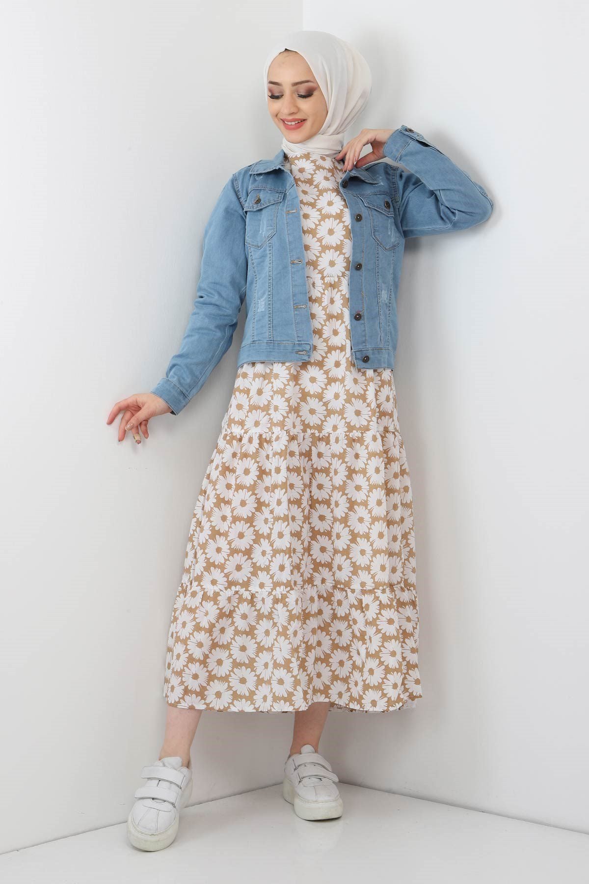 Denim-Jacke mit Knopfleiste  Denim-Jacken werden vorne mit Knopfverschluss getragen.