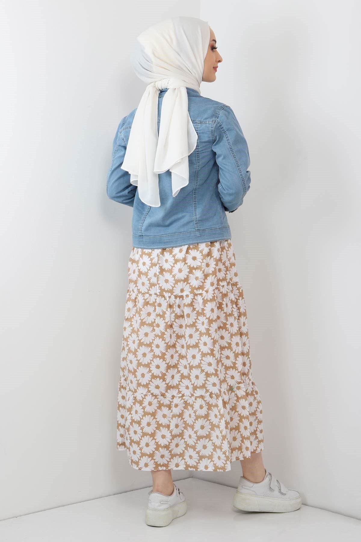 Denim-Jacke mit Knopfleiste  Denim-Jacken werden vorne mit Knopfverschluss getragen.
