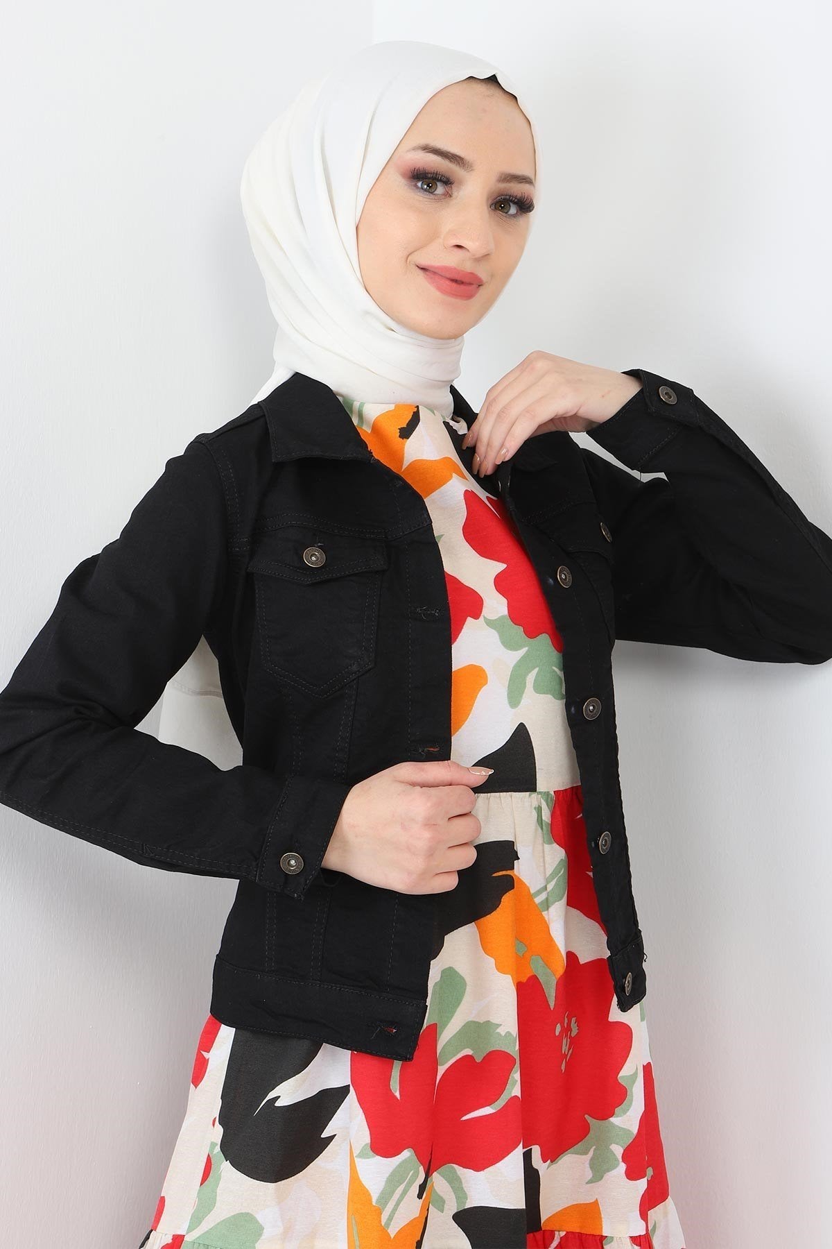 Denim-Jacke mit Knopfleiste  Denim-Jacken werden vorne mit Knopfverschluss getragen.
