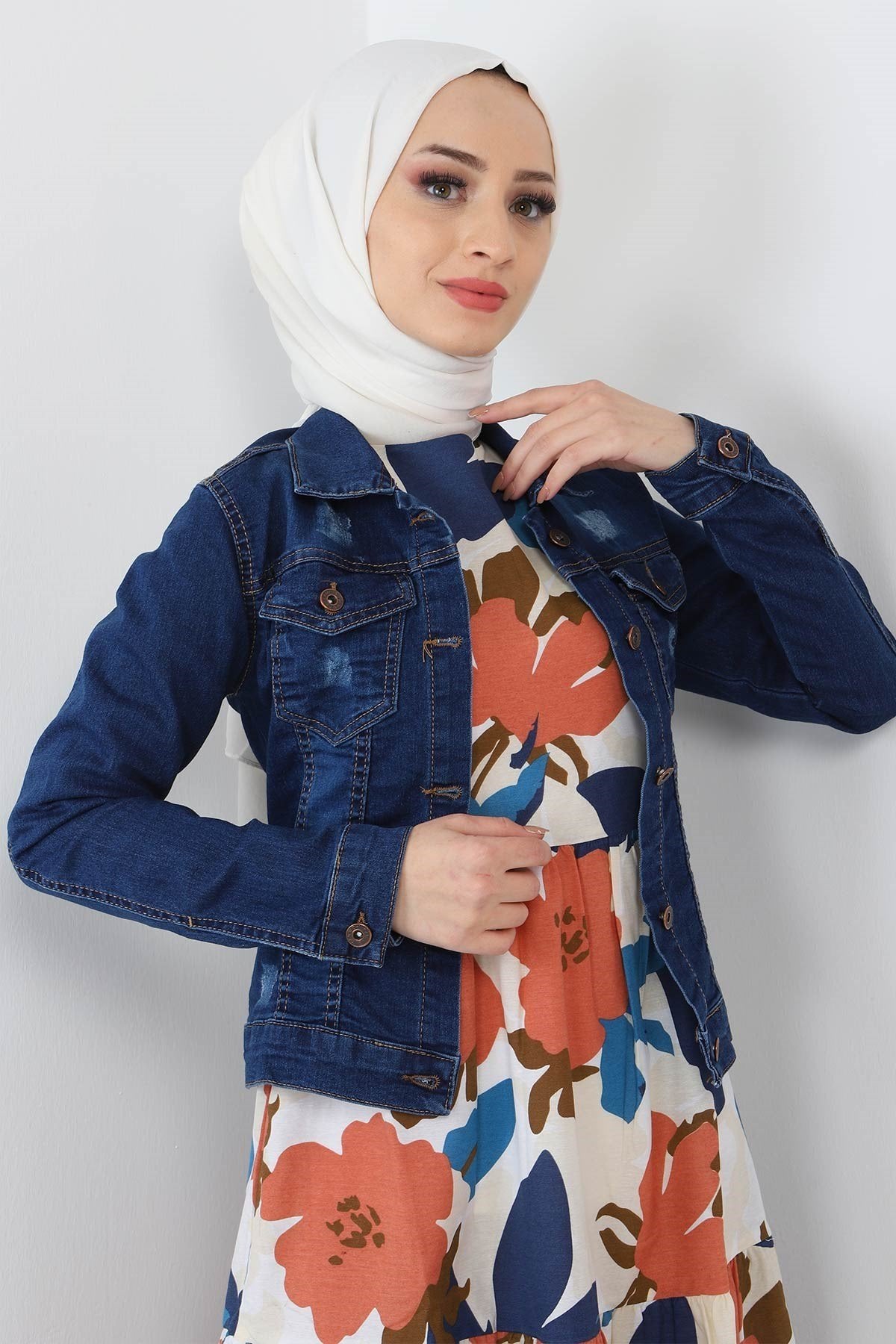 Denim-Jacke mit Knopfleiste  Denim-Jacken werden vorne mit Knopfverschluss getragen.