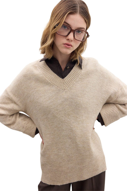 GRÜNER, EINFACHER STRICKPULLOVER MIT V-AUSSCHNITT