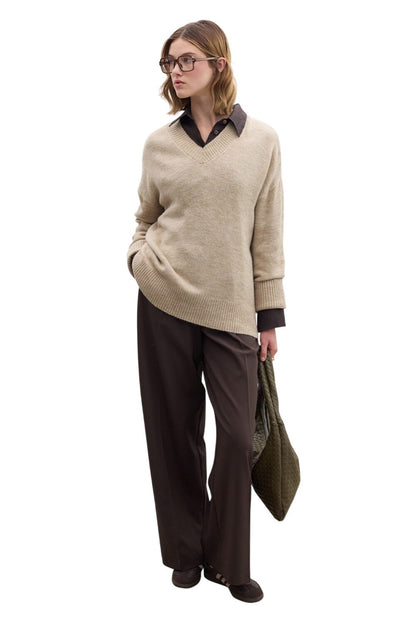 GRÜNER, EINFACHER STRICKPULLOVER MIT V-AUSSCHNITT