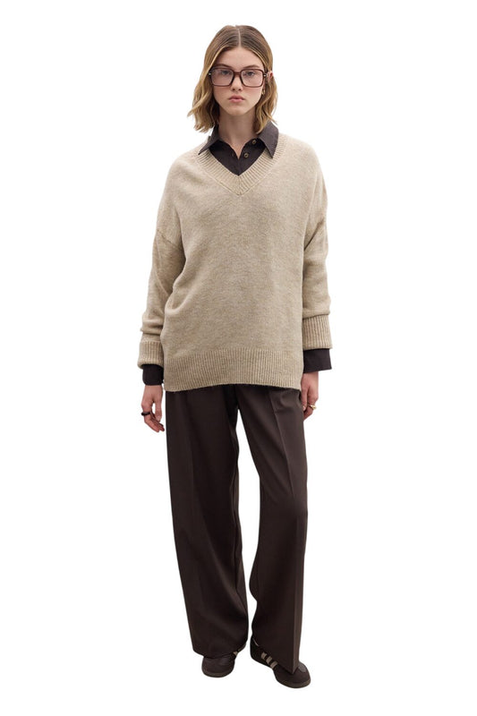 GRÜNER, EINFACHER STRICKPULLOVER MIT V-AUSSCHNITT
