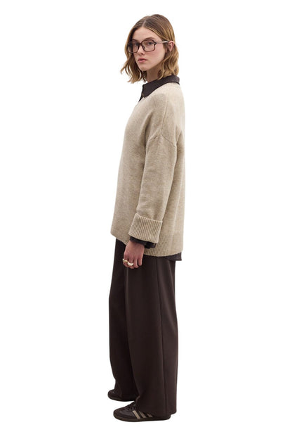 GRÜNER, EINFACHER STRICKPULLOVER MIT V-AUSSCHNITT