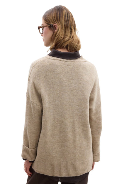 GRÜNER, EINFACHER STRICKPULLOVER MIT V-AUSSCHNITT