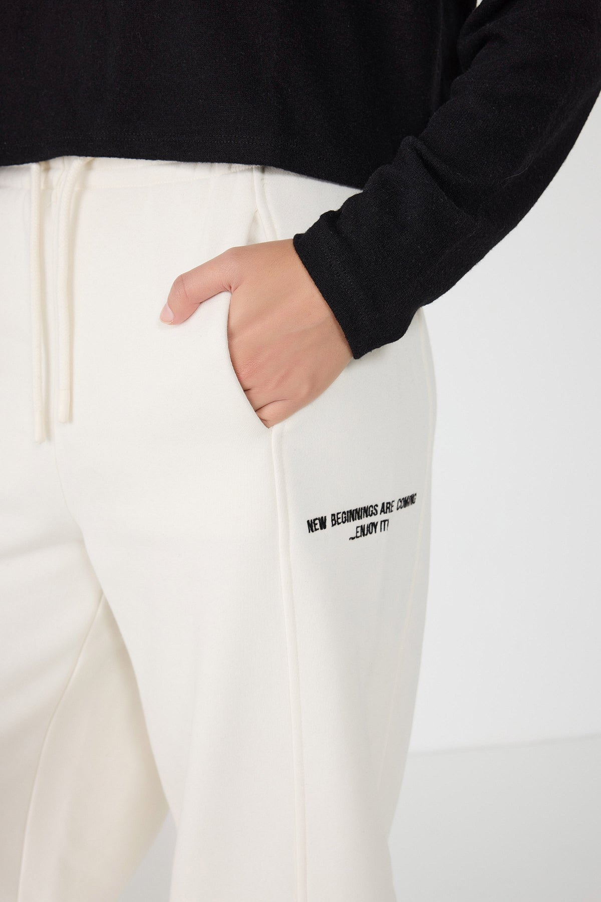 Hochgeschnittene, weite Jogginghose