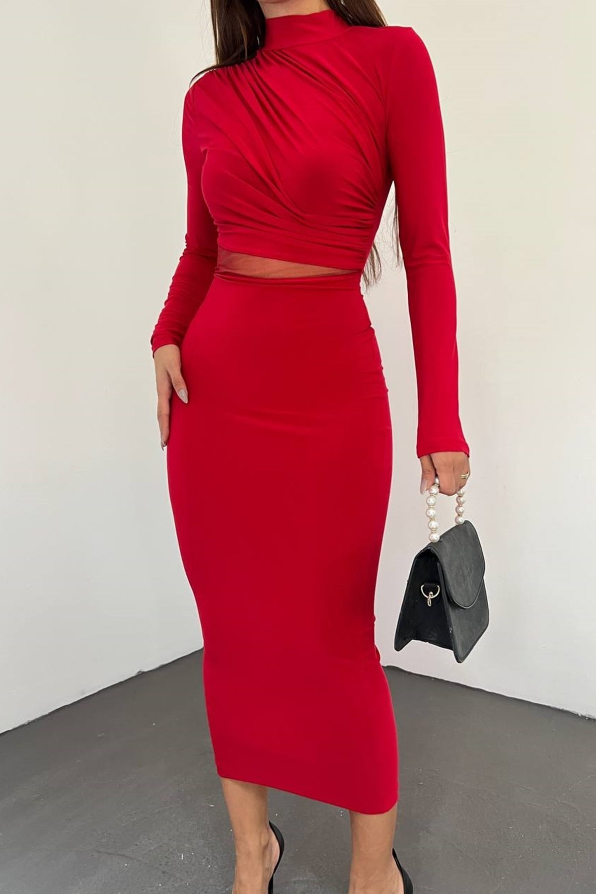Langärmeliges Midikleid mit hohem Kragen