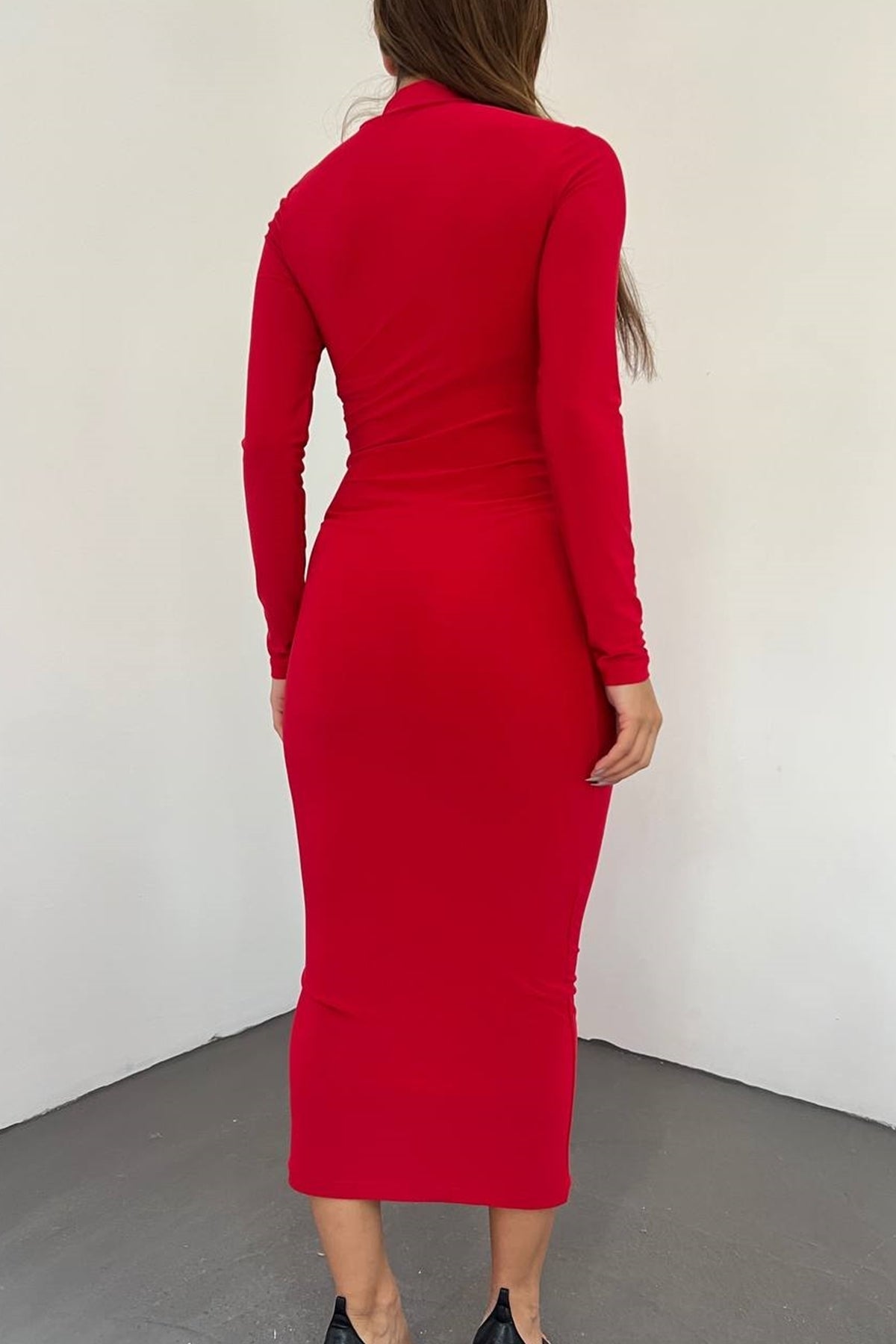 Langärmeliges Midikleid mit hohem Kragen