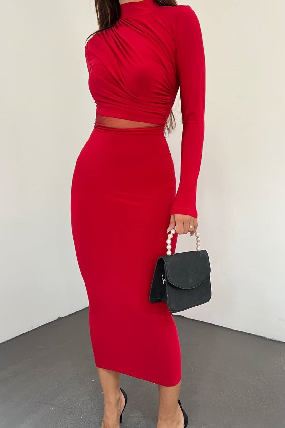 Langärmeliges Midikleid mit hohem Kragen