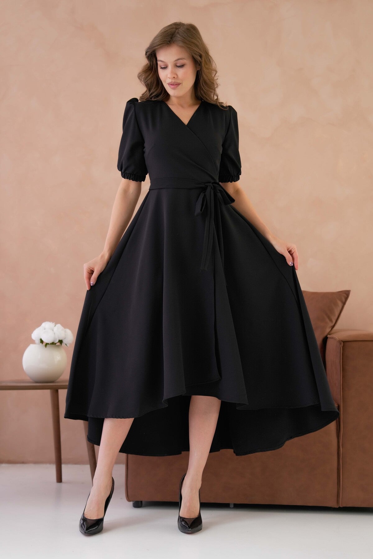 Abendkleid in Midi-Länge mit Wickelausschnitt, Gürteldetail und ausgestelltem Schnitt