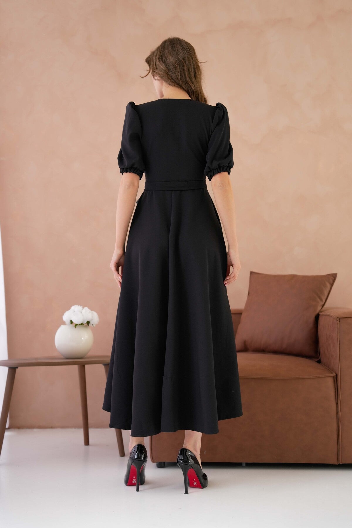 Abendkleid in Midi-Länge mit Wickelausschnitt, Gürteldetail und ausgestelltem Schnitt