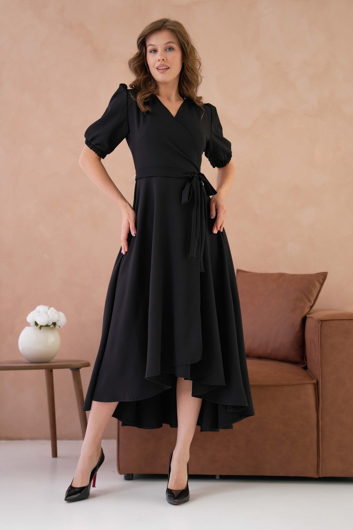 Abendkleid in Midi-Länge mit Wickelausschnitt, Gürteldetail und ausgestelltem Schnitt