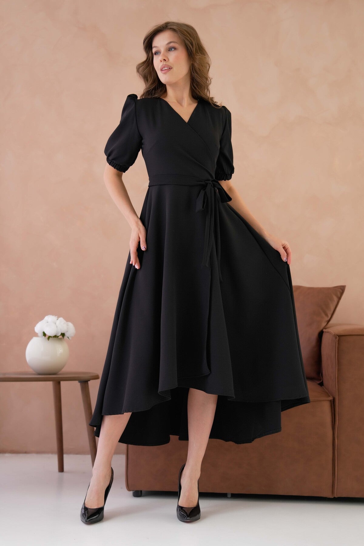 Abendkleid in Midi-Länge mit Wickelausschnitt, Gürteldetail und ausgestelltem Schnitt