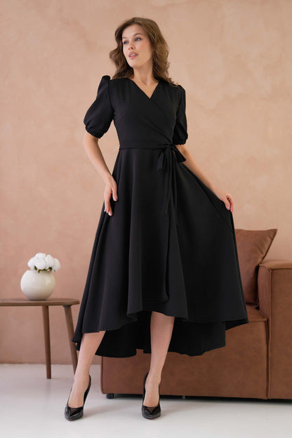 Abendkleid in Midi-Länge mit Wickelausschnitt, Gürteldetail und ausgestelltem Schnitt