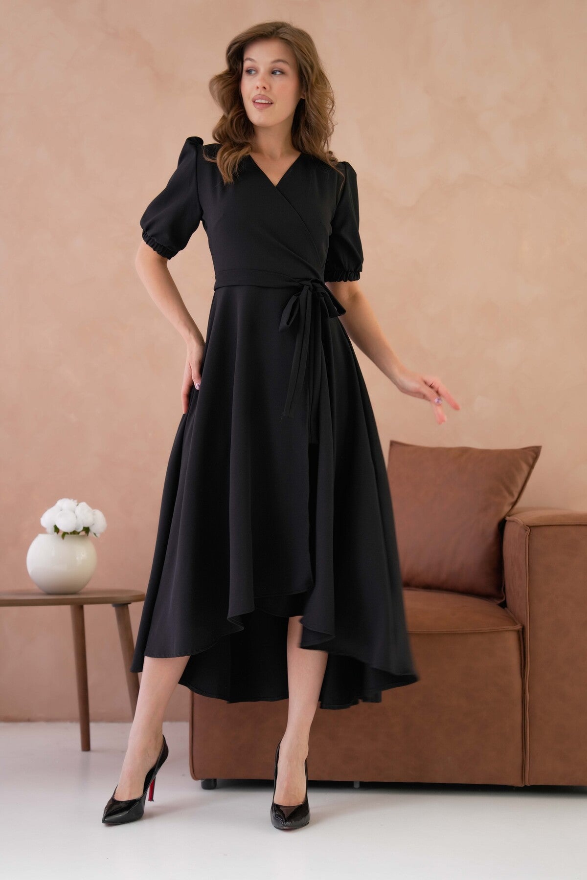 Abendkleid in Midi-Länge mit Wickelausschnitt, Gürteldetail und ausgestelltem Schnitt