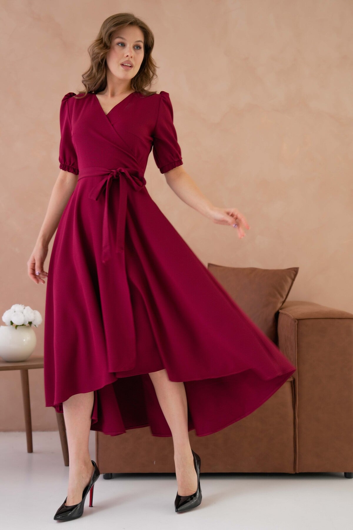 Abendkleid in Midi-Länge mit Wickelausschnitt, Gürteldetail und ausgestelltem Schnitt