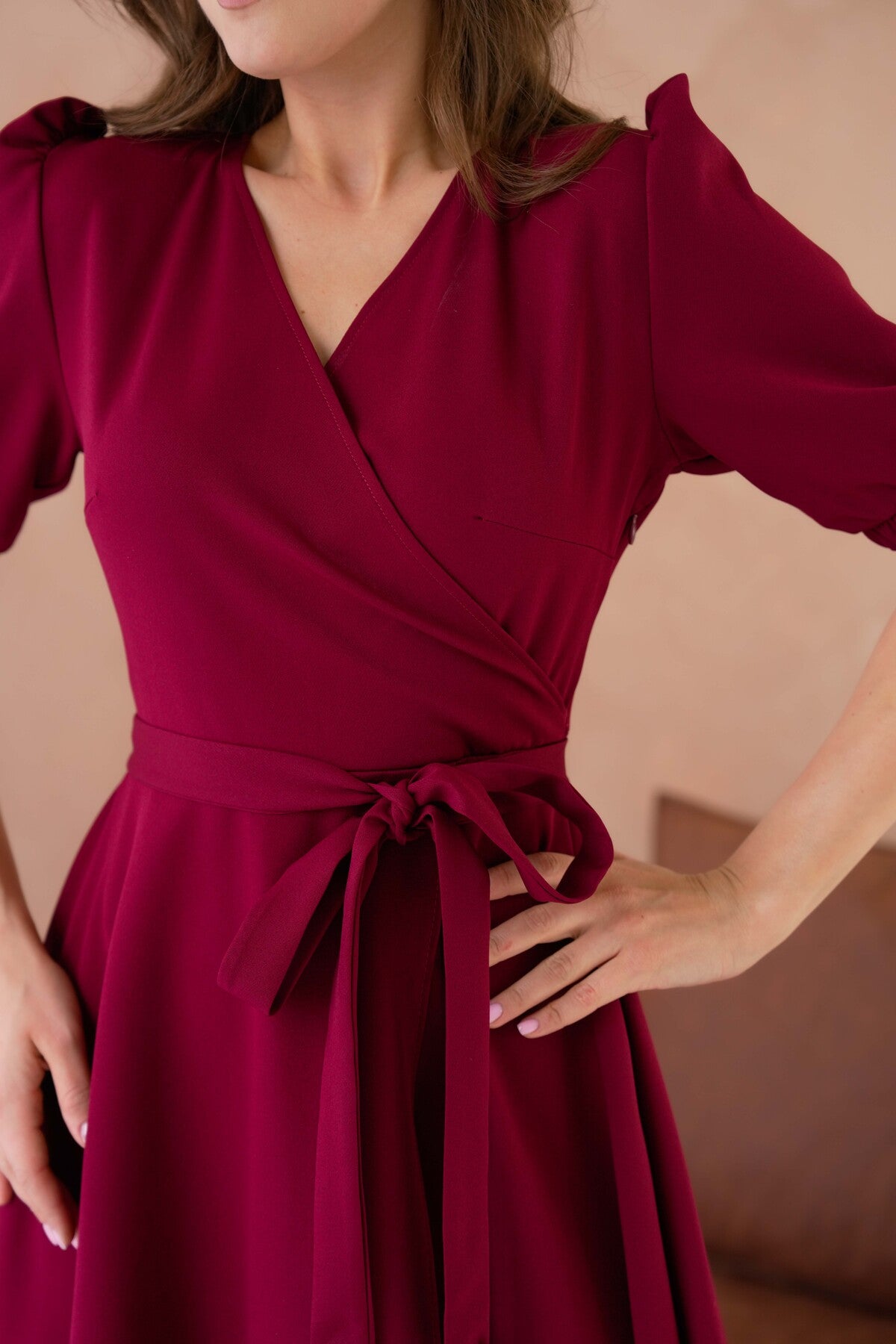 Abendkleid in Midi-Länge mit Wickelausschnitt, Gürteldetail und ausgestelltem Schnitt