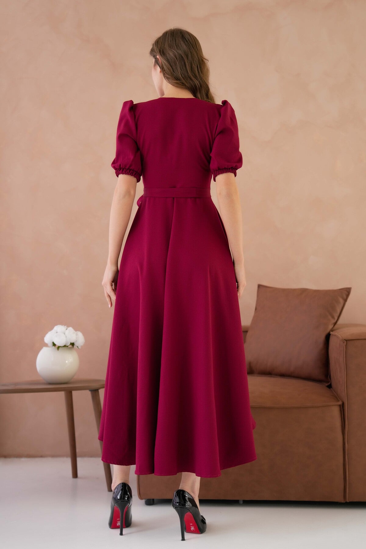 Abendkleid in Midi-Länge mit Wickelausschnitt, Gürteldetail und ausgestelltem Schnitt