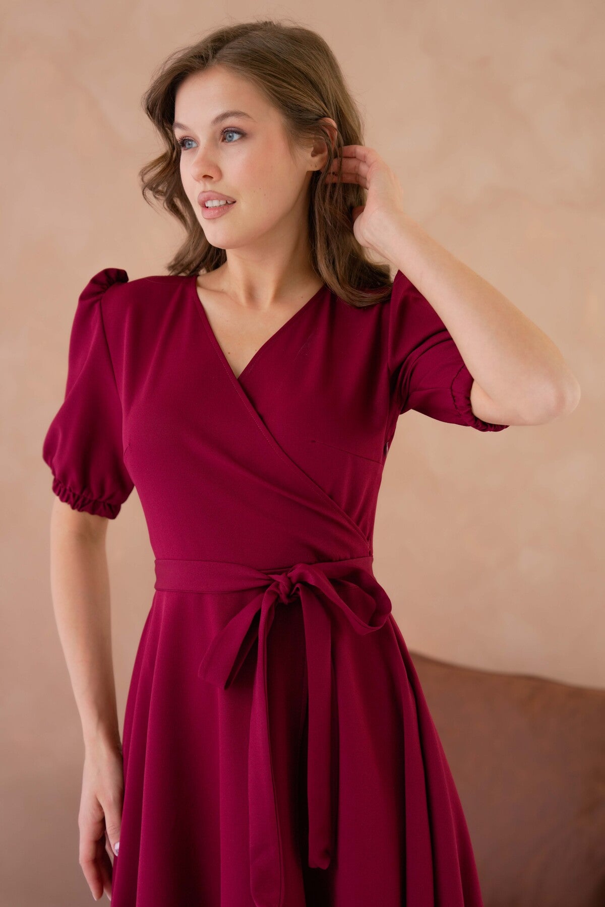 Abendkleid in Midi-Länge mit Wickelausschnitt, Gürteldetail und ausgestelltem Schnitt